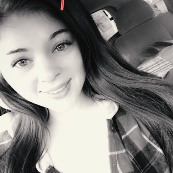 Profile Picture of Kiara Hollibough (@kiarakholli) on Poshmark