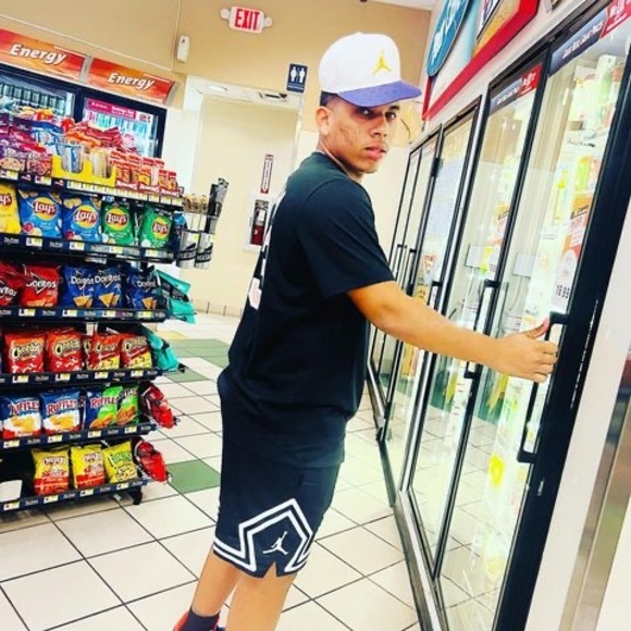 Profile Picture of Ariel Ojos bello (@arielojosbello) on Poshmark