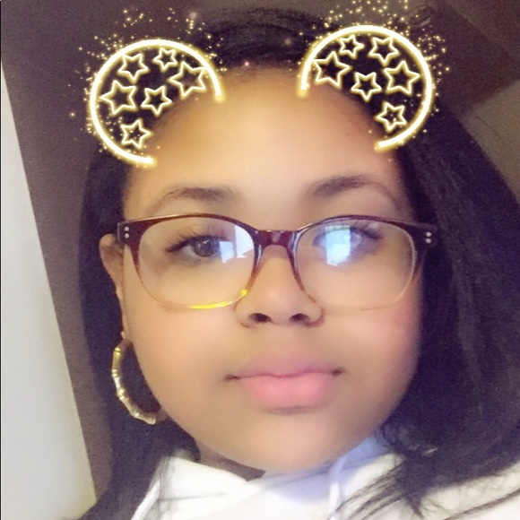 Profile Picture of Arielys Dillon (@ariel16045) on Poshmark
