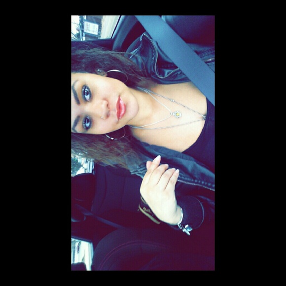 Profile Picture of Maya Crews (@ogxmocha) on Poshmark