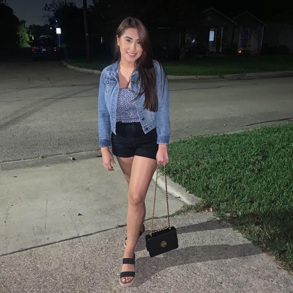 Profile Picture of Lizeth Pineda (@liz_2129469mp) on Poshmark