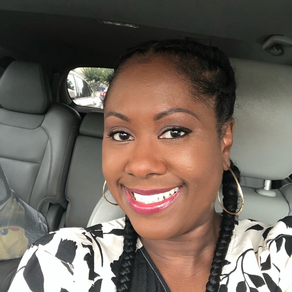 Profile Picture of Tomica Moore (@tomicam) on Poshmark