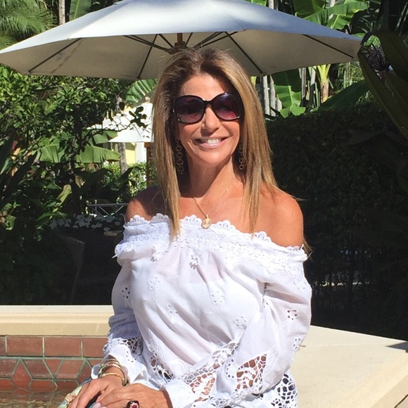 Profile Picture of Robyn Felder (@robynfekder) on Poshmark