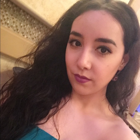 Profile Picture of Claribel Gonzalez (@clariglz) on Poshmark