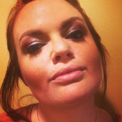 Profile Picture of Lisa Hooker (@thegr8lisa) on Twitter