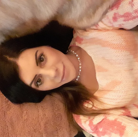 Profile Picture of Bell Bell (@sbellbear) on Poshmark