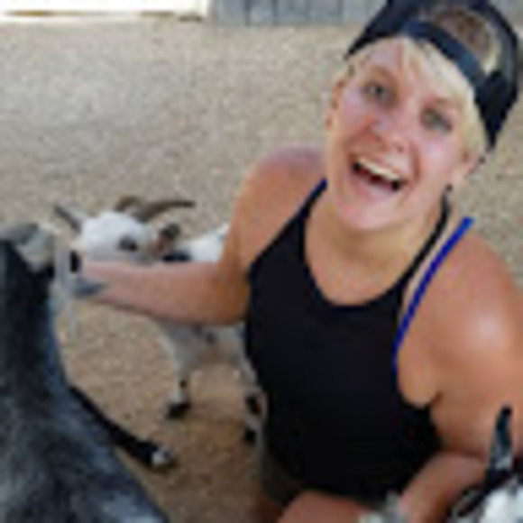 Profile Picture of Allison Vanderzwaag (@avzwaag) on Poshmark