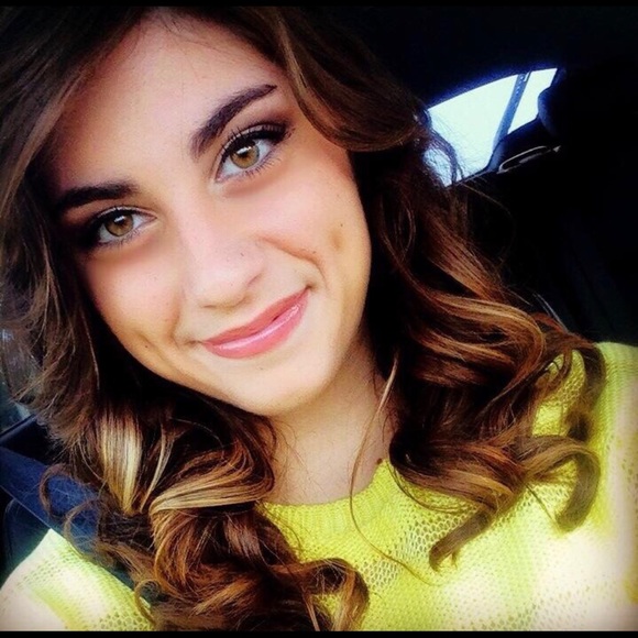 Profile Picture of Michelle Hooker (@michellejo13) on Poshmark