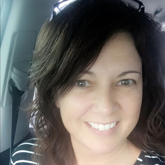 Profile Picture of Tonya Burriss (@tonburriss) on Poshmark