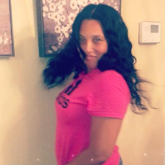 Profile Picture of Andrea Gauntlett (@justintyme242) on Poshmark