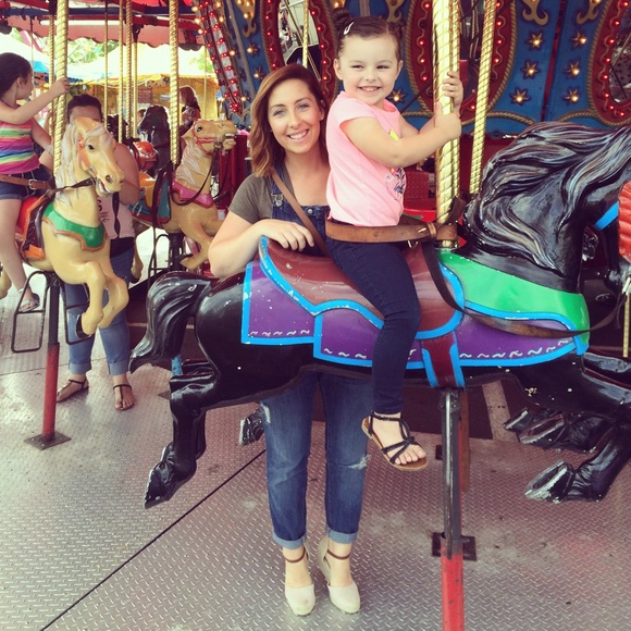 Profile Picture of Lori Schmid (@lorileann1) on Poshmark