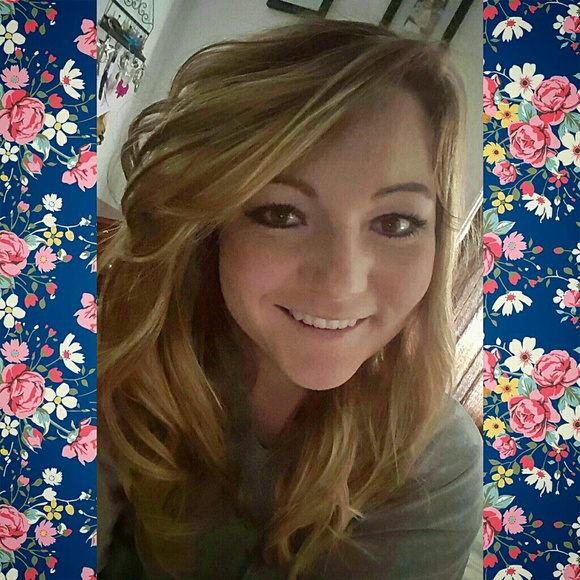 Profile Picture of Bethany Howard (@bethanyrose89) on Poshmark