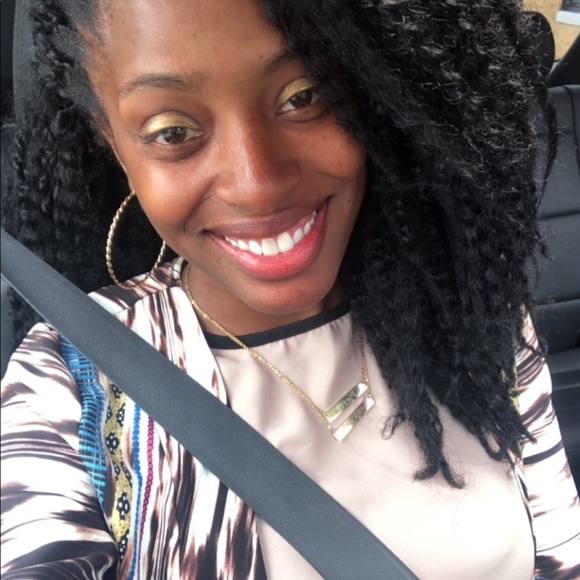 Profile Picture of Shawna Holmes (@shawnashop) on Poshmark