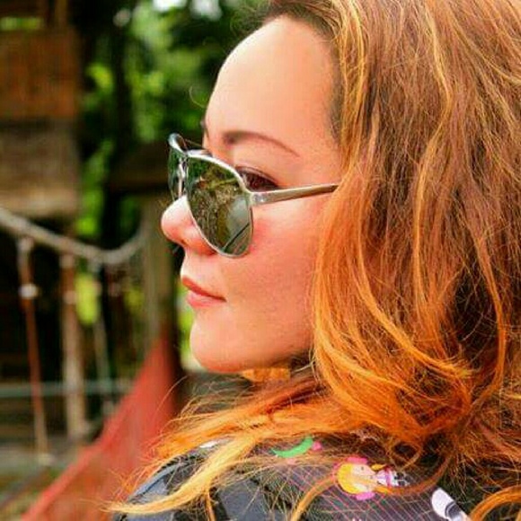 Profile Picture of Julia Thorne (@praxis16) on Poshmark