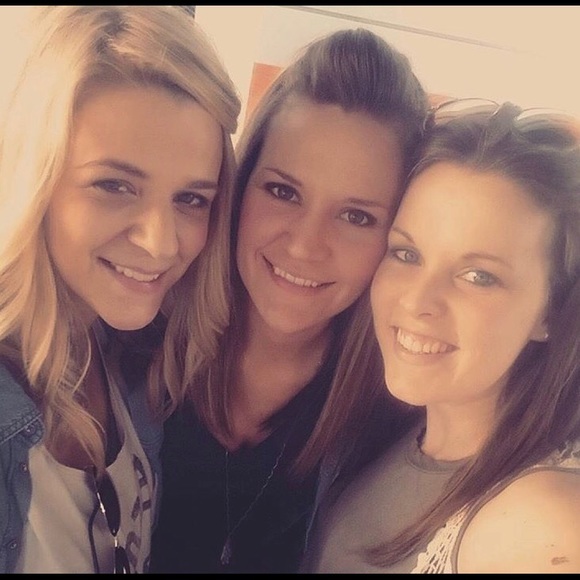 Profile Picture of Ariel Walleser (@awalleser) on Poshmark