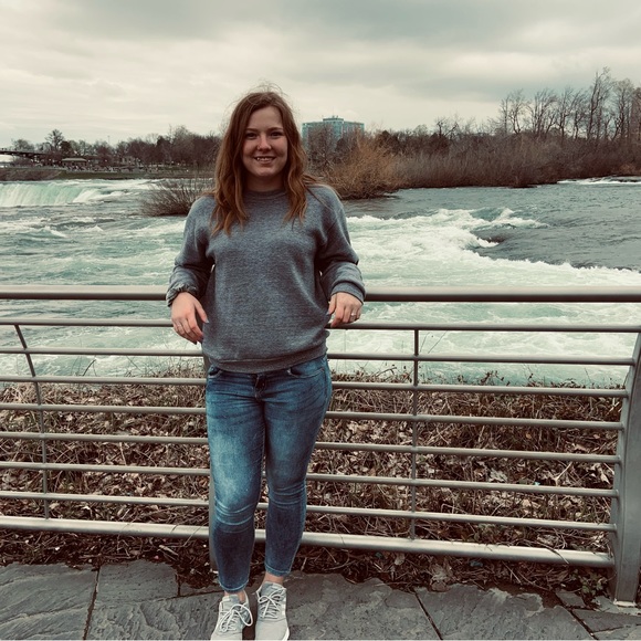 Profile Picture of Tina Foglesong (@tina_foge26) on Poshmark