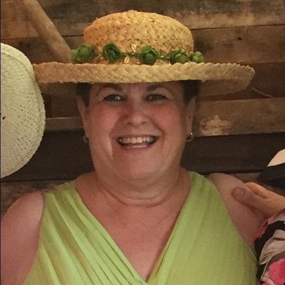 Profile Picture of Valerie Newton (@valerieenewton) on Poshmark