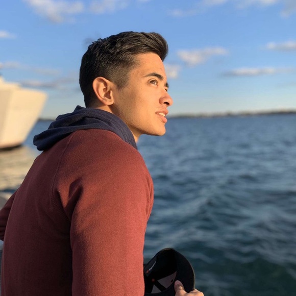 Profile Picture of Brandon Castilla (@brandoncastilla) on Poshmark