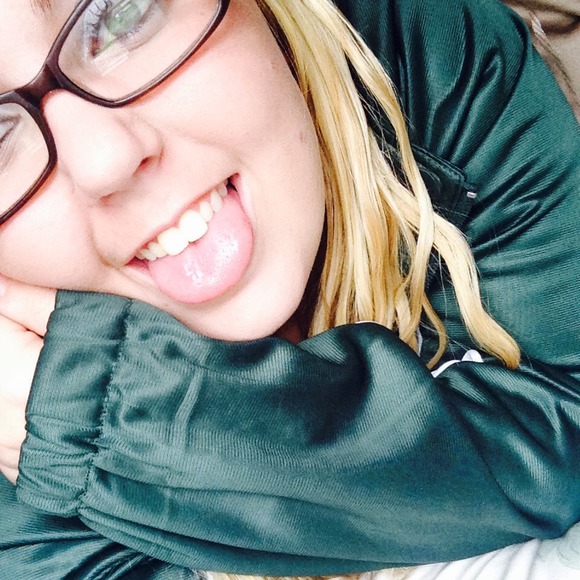 Profile Picture of Erin Brounce (@erin0608) on Poshmark