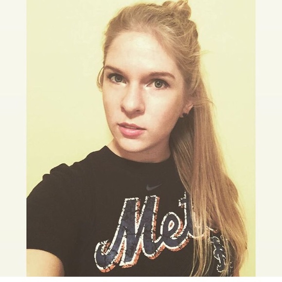 Profile Picture of Emily Andrews (@echanda) on Poshmark