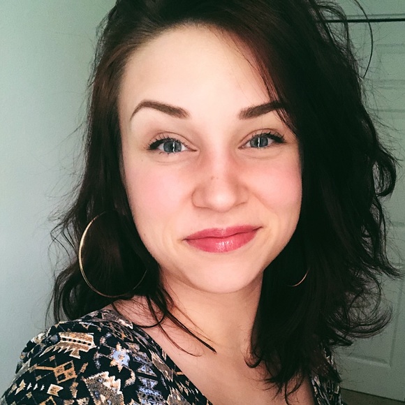 Profile Picture of Amelia Kim (@ameliakkim) on Poshmark