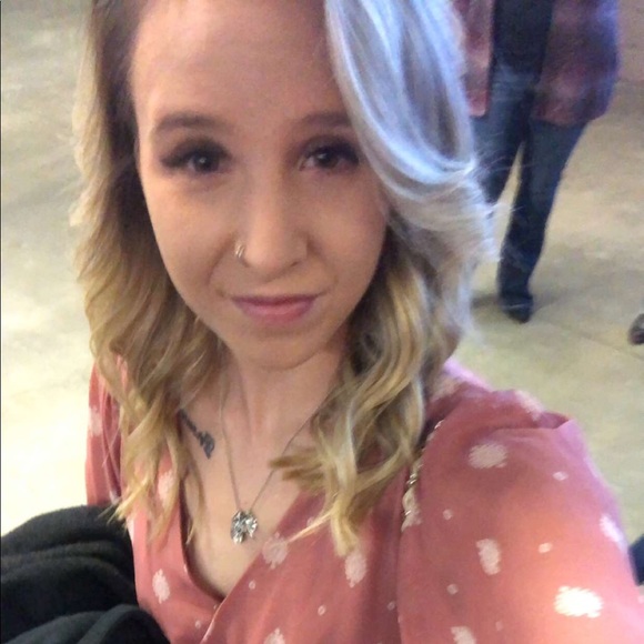 Profile Picture of Alli Windish (@alliwindish) on Poshmark
