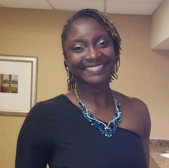 Profile Picture of Roxan Holmes- mikell (@roxanh) on Poshmark
