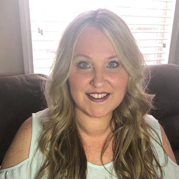 Profile Picture of Kim Lang (@hiimkim22) on Poshmark