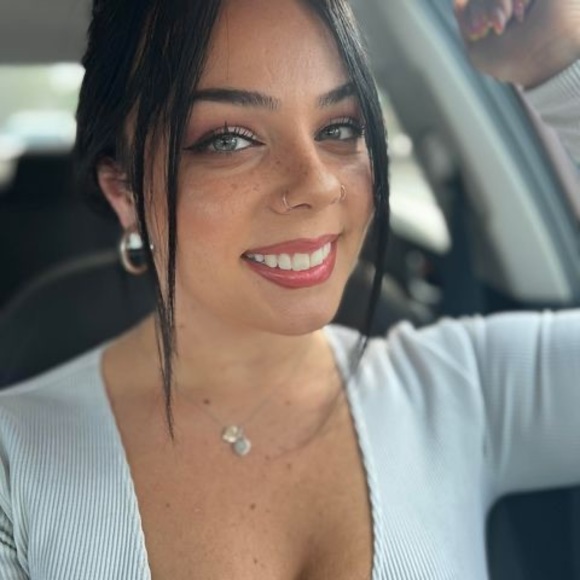Profile Picture of Alexa Pace (@pacealexa31) on Poshmark