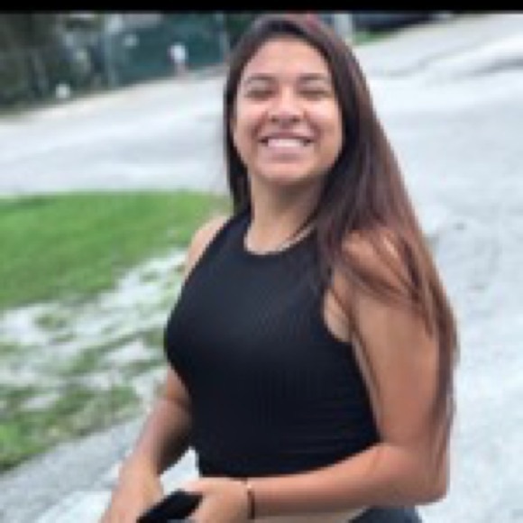 Profile Picture of Yesenia Ayala (@yeseniaa239) on Poshmark