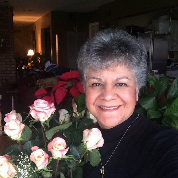 Profile Picture of Gloria Simms (@gsimms427) on Poshmark