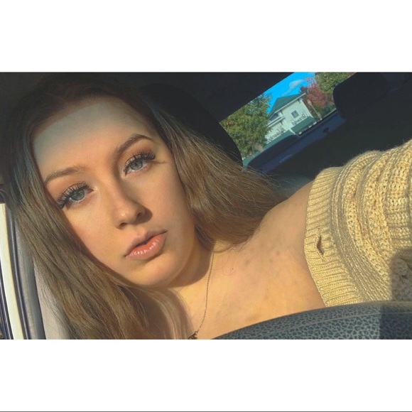 Profile Picture of Marissa Golomboski (@marissa51320) on Poshmark