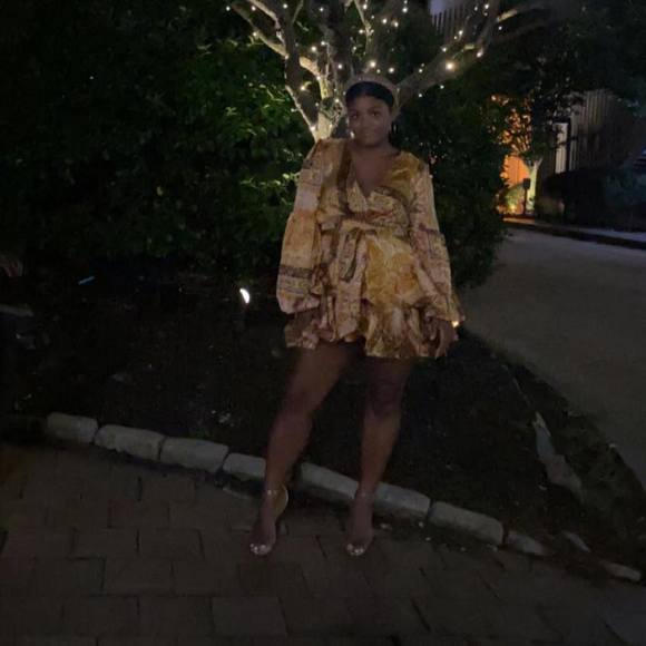Profile Picture of Lauris Borbon (@lindauris) on Poshmark