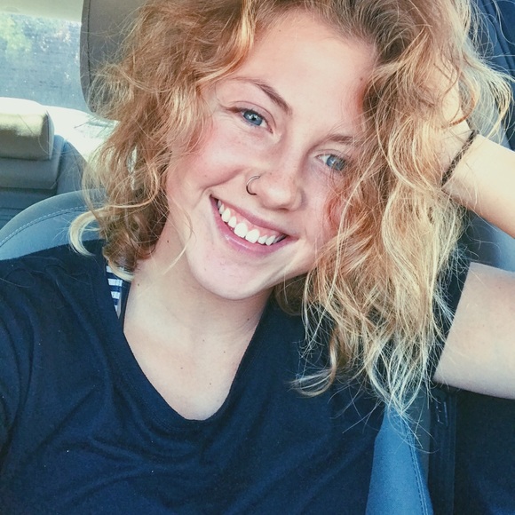 Profile Picture of Alexis Devore (@lexidevoreee) on Poshmark