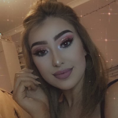 Profile Picture of Grace Dixon  💛 (@gracedixon2008) on Twitter