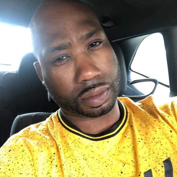 Profile Picture of Jovan Cook (@bookjovan) on Poshmark