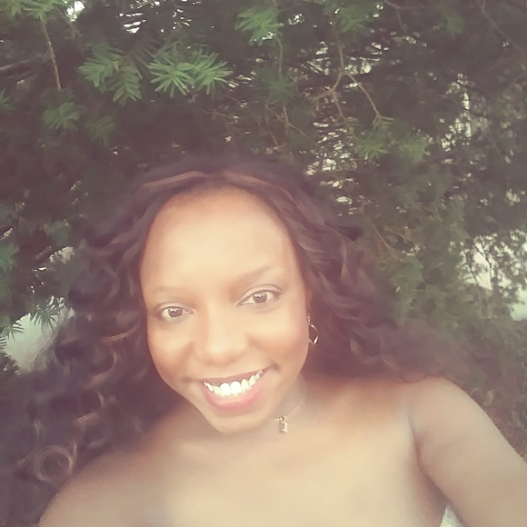 Profile Picture of Tai-lin Adams (@tailindavis) on Poshmark