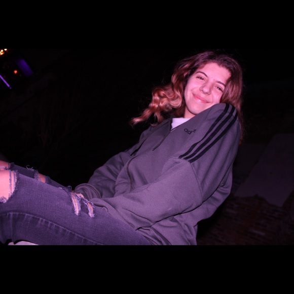 Profile Picture of Desi Morefield (@desi_morefield) on Poshmark