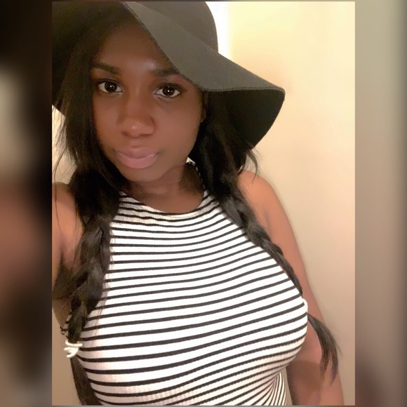 Profile Picture of Debra Waite (@fashiondebs) on Poshmark