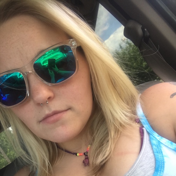 Profile Picture of Ashley Bossick (@ashleybossick) on Poshmark