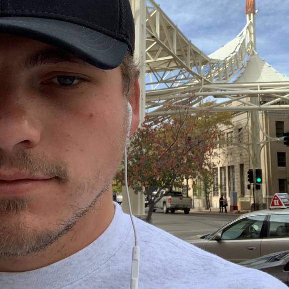 Profile Picture of Alex Lanza (@lanzaland) on Poshmark