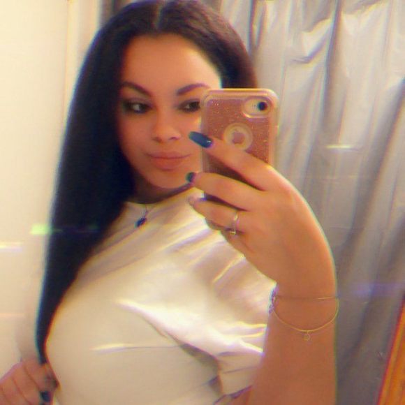 Profile Picture of Christina Herrick (@kingsxworldd) on Poshmark