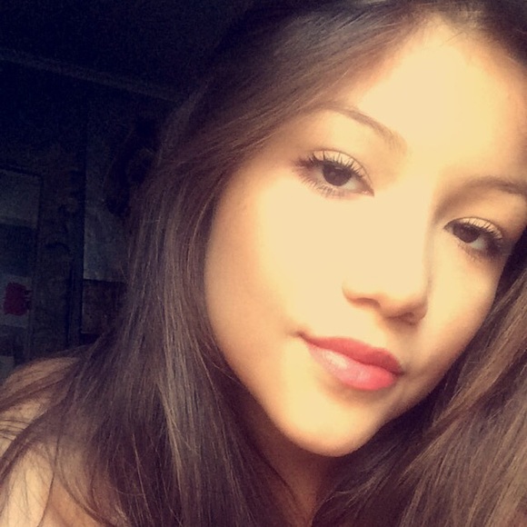 Profile Photo of Alicia Castillo (@ali_cast98) on Poshmark