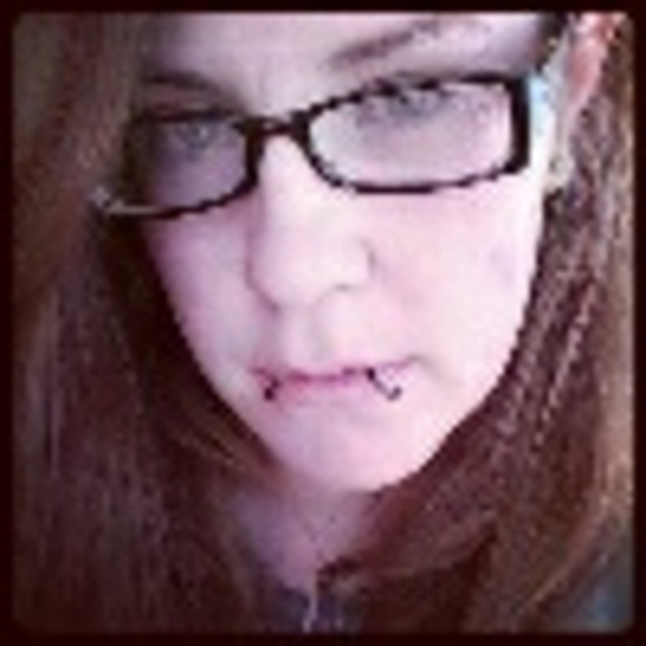 Profile Picture of Courtney Simon (@inkaddictmommy1) on Poshmark