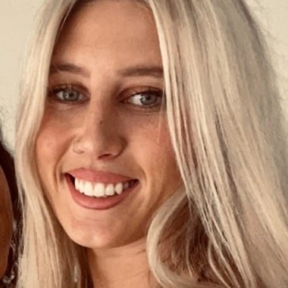 Profile Picture of Leanne Walsh (@leannew16) on Poshmark