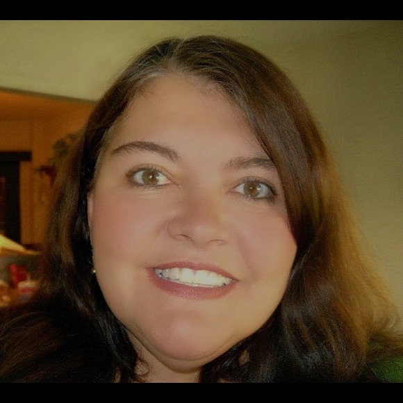 Profile Picture of Carlyn Cox (@carlynscox50) on Poshmark