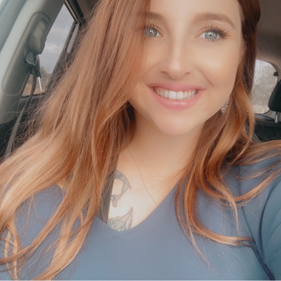 Profile Picture of Chelsea Creswell (@chelseacreswell) on Poshmark