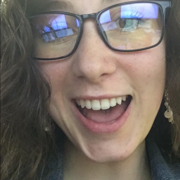 Profile Picture of Emily Cazo (@ecalzola) on Poshmark