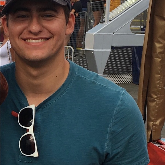 Profile Picture of Alex Ron (@alexr171) on Poshmark