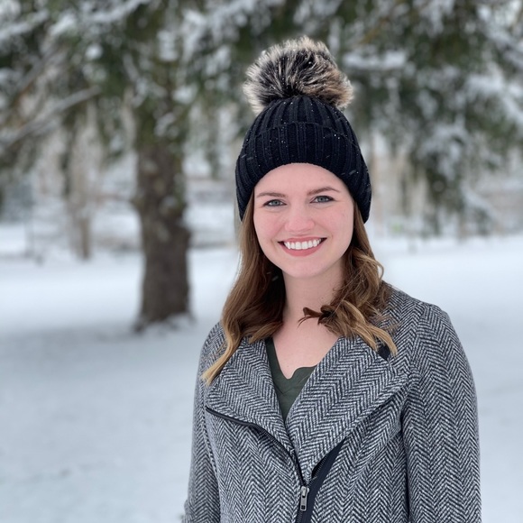 Profile Picture of Julia Burchett (@juliaburchett) on Poshmark